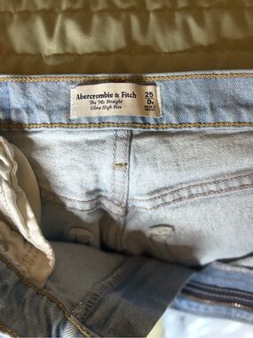Abercrombie & Fitch '90s Straight Ultra High Rise Jeans - Light Blue